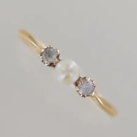Ring med pärla och stenar,  Ø 18 mm, Bredd 1,5 - 3 mm 18k. Lite ojämn skena, knappt märkbart. Vikt: 1,6 g