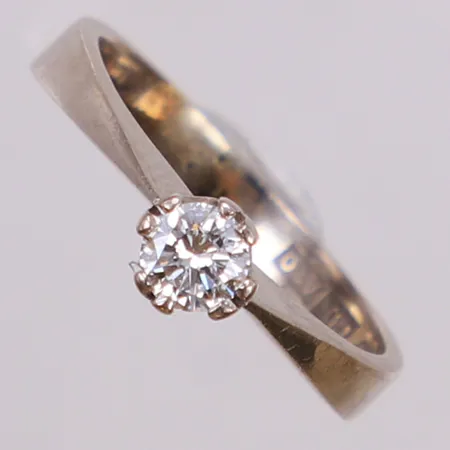 Ring med briljantslipad diamant ca 0,19ct, TW(G)/SI, stl 15, Kaplan Safir, år 1975, vitguld 18K Vikt: 2,7 g