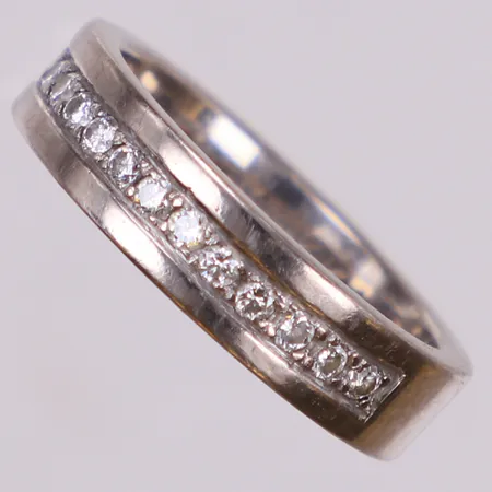 Ring halvallians med diamanter 15x ca 0,02ct, stl 17¼, bredd 5mm, vitguld, gravyr. 18K  Vikt: 8,4 g