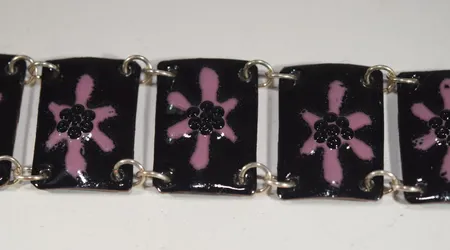 Armband emalj med silver detaljer , längd 17 cm , breed  3,2 cm. Vikt: 36,5 g