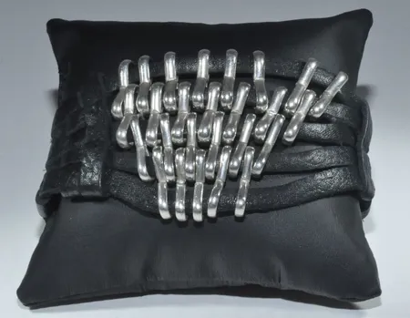 Armband med svart läder och silverdetaljer , längd 19-24 cm , breed 3-4,5 cm , silver 925/1000 Vikt: 13,3 g