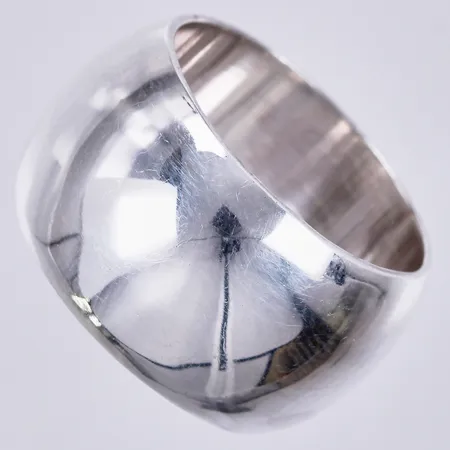 Ring stl: 19 ¼, bredd ca 13mm, 925/1000 silver Vikt: 7,4 g