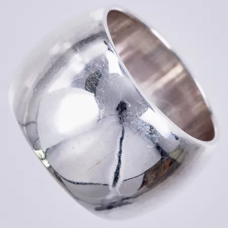 Ring stl: 17, bredd ca 13mm, 921000 silver Vikt: 6,8 g