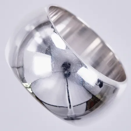 Ring stl: 22, bredd ca 13mm, 925/1000 silver Vikt: 9 g