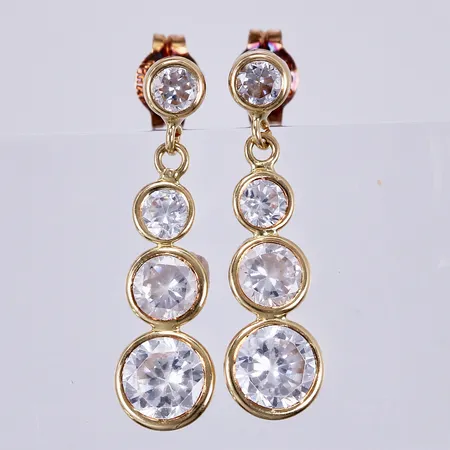 Ett par örhängen med vita stenar, längd: 2cm, bredd: ca 3-6mm, GHA, 18K Vikt: 1,2 g