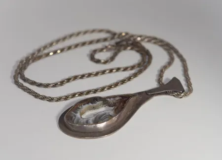 Halskedja , längd  60 cm /hänge korall 7 cm , silver /1000 Vikt: 33 g