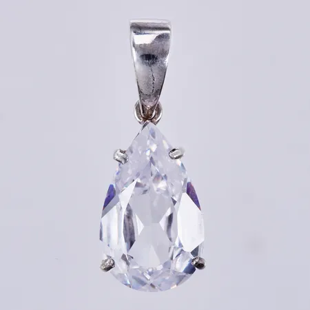 Hänge med vit sten, längd ca 3,2cm, bredd ca 2-12mm, GHA 925/1000 silver Vikt: 6,2 g