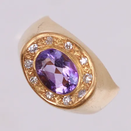 Ring med lila sten och diamanter 10x ca 0,01ct 8/8-slipade, stl 16¾, bredd ca 4,5-11,5mm, Göransson Gravör & Guldsmedsverks Linköping 1971. 18K  Vikt: 7 g