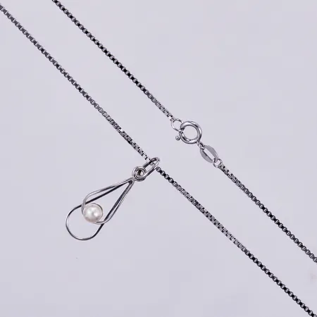 Kedja Venezia längd ca 38cm, bredd ca 1 mm, hänge längd ca 20mm, bredd ca 2-8mm, med odlad pärla, 18K Vikt: 3,7 g