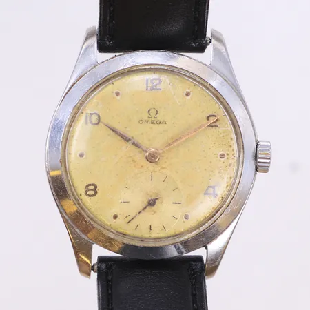 Herrur Omega, manuell, liten sekundvisare, plexiglas, Ø35,5mm, cal: 265, boettnr: 2489 5, verk-nr: 12001010, ca år 1950, läderarmband, repigt glas, skadad urtavla, gravyr Vikt: 0 g