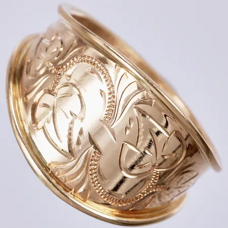 Ring, "Gotlandsring", stl: 19½, bredd ca 4-15mm, Isaks Gravyrsmedja årsstämpel saknas, 18K Vikt: 4,5 g