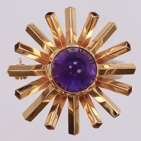 Brosch med ametist, längd 26,8mm, bredd 27,7mm, 18K  Vikt: 6,3 g