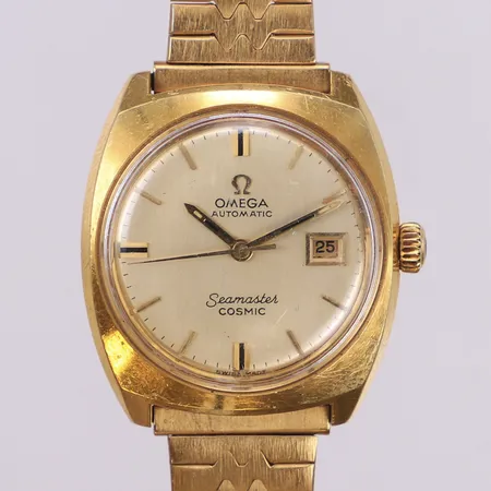 Damur, Omega Seamaster Cosmic, 18K, automatisk, 26mm, datum (återställer ej korrekt), plexiglas något repigt, repor på boett, länk i guldfärgat stål ej original med färgbortfall, inga tillbehör Vikt: 0 g