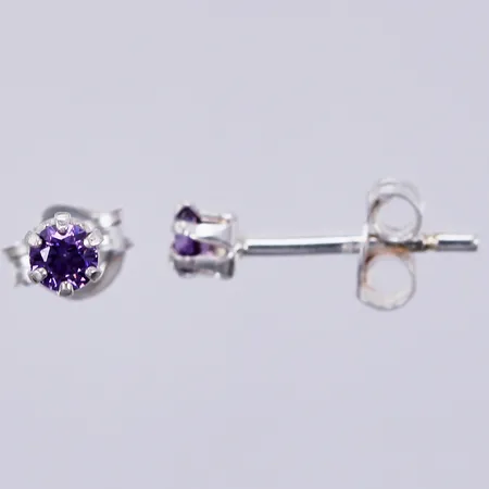 Ett par örhängen med lila stenar, Ø ca 3mm, 925/1000, silver Vikt: 0,4 g