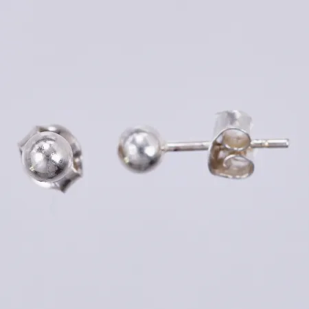 Ett par örhängen, Ø ca 4mm, 925/1000, silver Vikt: 0,5 g