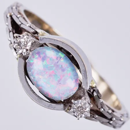 Ring med opal & diamanter ca 2x0,01ct (8/8-slipning), stl: 18½, bredd ca 2-9mm, svensk importstämpel, synliga lödningar,18K Vikt: 4,7 g