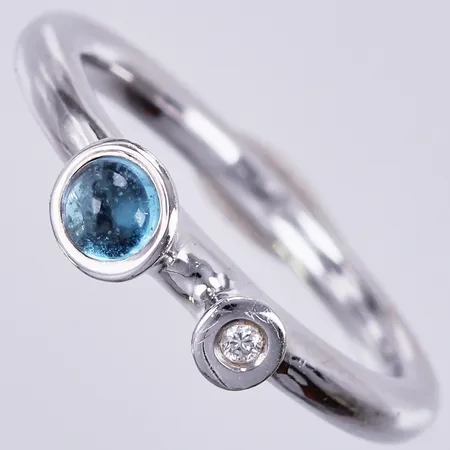 Ring med diamanter ca 1x0,02ct samt blå sten, stl: 17 ½, bredd ca 2-4mm, 14K Vikt: 4,5 g