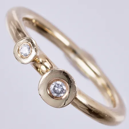Ring med diamanter 1x0,02+1x0,03ct, stl: 17 ¾, bredd ca 2-4mm, 14K Vikt: 4,6 g