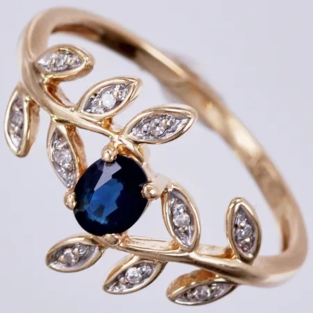 Ring med safir och diamanter ca 10x0,005ct, stl: 18, bredd: ca 1-12mm, GHA, 18K Vikt: 2,7 g