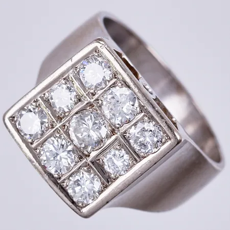 Klackring vitguld med diamanter ca 1x0,15ct, 2x0,10ct, 5x0,05ct, stl: 15½, bredd: ca 3-12mm, Alp Guldsmedja Gunnar år 1975,18K Vikt: 8,1 g