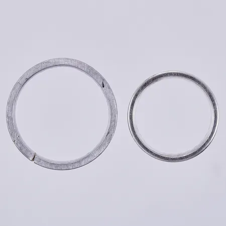 Två ringar, en med vita stenar, stl: ca 17 och 21, graverade, en av i skenan, 925/1000 silver  Vikt: 15,1 g