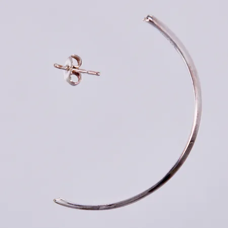 Ett örhänge, design Efva Attling, längd: ca 4,5cm, bredd: ca 6-8mm, trasigt, stiftet av, 925/1000 silver  Vikt: 5,4 g