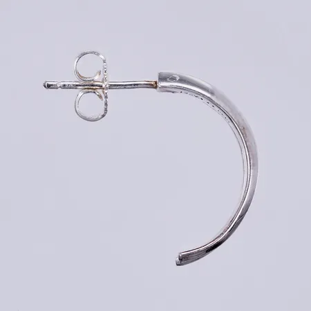 Ett örhänge, design Efva Attling, längd: ca 1,9cm, bredd: ca 4,5-6mm, 925/1000 silver Vikt: 1,2 g