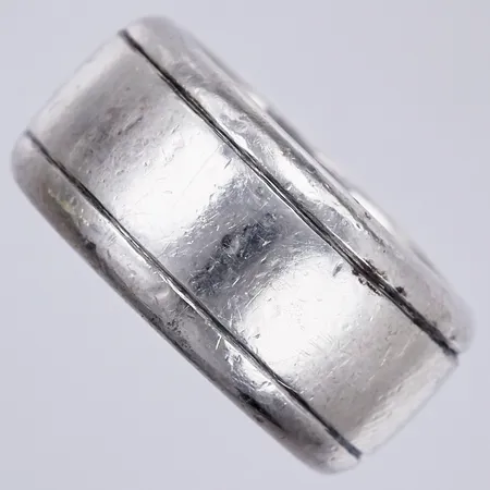 Ring, stl: ca 16, bredd: ca 9mm, 925/1000 silver  Vikt: 10,2 g