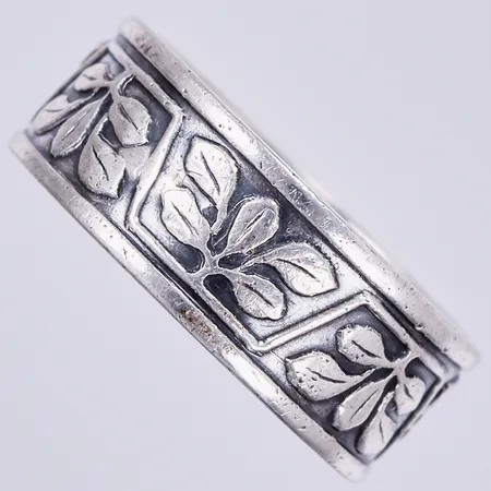 Ring, stl: ca 16, bredd: ca 7mm, 830/1000 silver  Vikt: 3,1 g