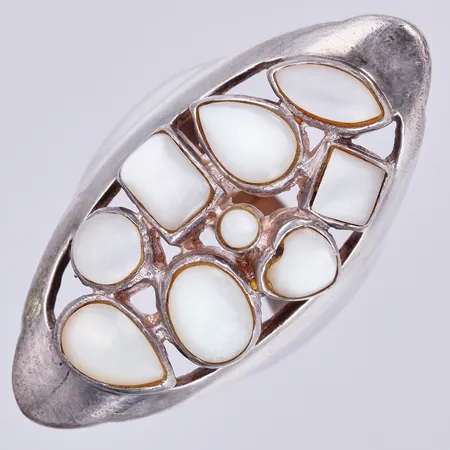Ring med pärlemofärgade stenar, stl: ca 16¼, bredd: ca 5-35mm, 925/1000 silver  Vikt: 11,8 g