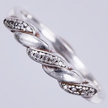 Ring med vita stenar, stl: ca 17, bredd: ca 1-3mm, 925/1000 silver  Vikt: 1,5 g