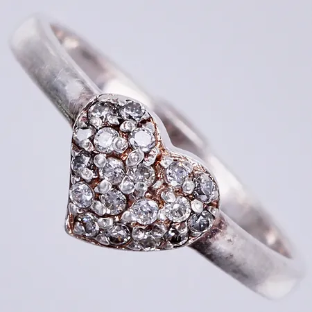 Ring med vita stenar, stl: ca 16, bredd: ca 1-7mm, 925/1000 silver  Vikt: 1,5 g
