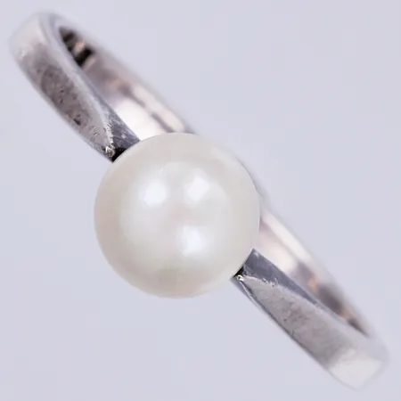 Ring med odlad pärla, stl: ca 15¾, bredd: ca 2mm, pärla Ø ca 5,5mm, 925/1000 silver Vikt: 1,7 g