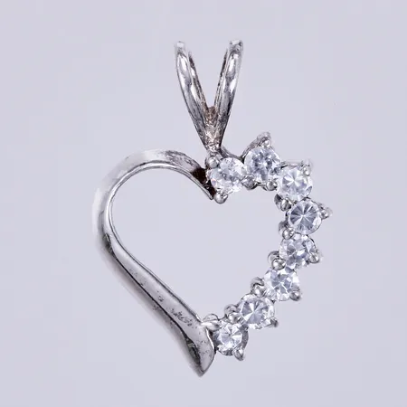 Hänge, hjärta med vita stenar, längd: ca 2cm, bredd: ca 14mm, GFAB, 925/1000 silver  Vikt: 1,3 g