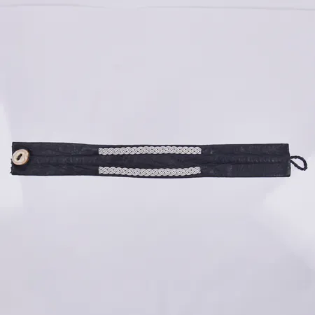 Armband i läder, Sameslöjd, med flätad tenndekor, knapp i horn, längd 19cm, bredd 23mm 