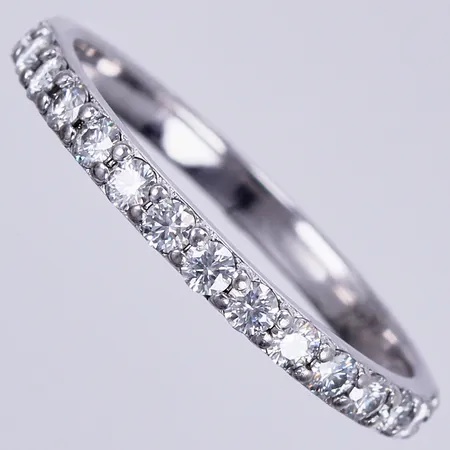 Ring med vita stenar, stl: ca 17¼, bredd: ca 2mm, 925/1000 silver  Vikt: 1,3 g