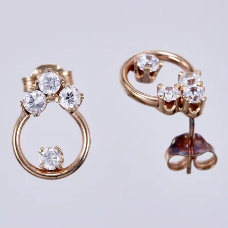 Ett par örhängen med vita stenar, längd: ca 1,3cm, bredd: ca 10mm, 14K  Vikt: 2,2 g