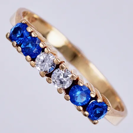 Ring med vita och blåa stenar, stl: ca 18, bredd: ca 2-3mm, 18K  Vikt: 2,2 g