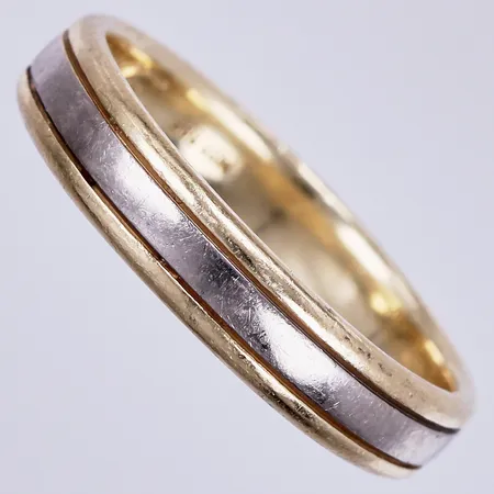 Ring, stl: ca 19½, bredd: ca 4mm, graverad, 14K  Vikt: 5 g