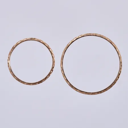 Två ringar, stl: ca 16½ och 22, bredd: ca 4mm, graverade, 18K  Vikt: 7,2 g