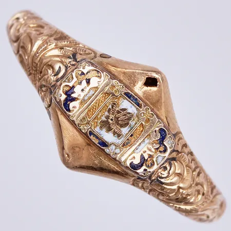Ring, stl: ca 19½, bredd: ca 2,5-10,5mm, troligen stämplad OWK, år 1849, skadad emalj, bucklig, 18K  Vikt: 2,3 g