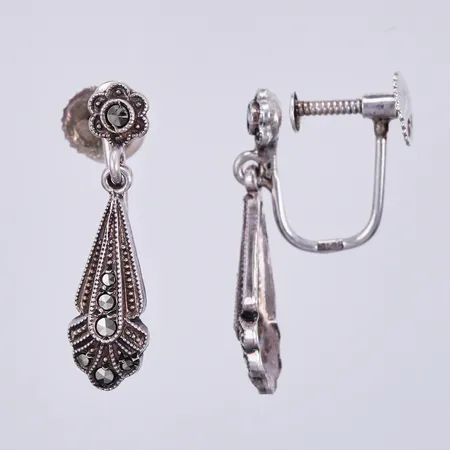 Ett par örhängen med markasiter, längd: ca 2cm, bredd: ca 6mm, skruvlås, 830/1000 silver  Vikt: 2,3 g
