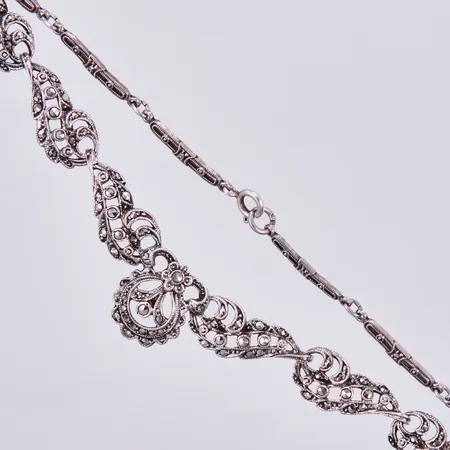 Collier med markasiter, längd: ca 40cm, bredd: ca 3-19mm, 830/1000 silver  Vikt: 18,9 g