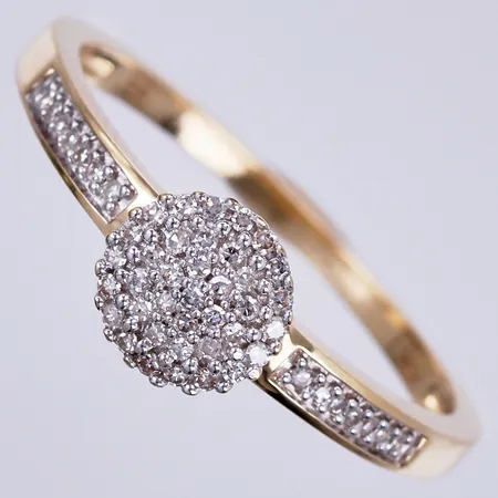Ring med diamanter ca 51x0,001ct, åttkantslipade, stl: ca 19, bredd: ca 2-7mm, GHA, 18K  Vikt: 2,6 g