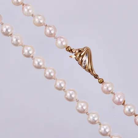 Pärlcollier, odlade pärlor Ø ca 7-7,5mm, längd: ca 90,5cm, lås med diamant ca 1x0,001ct, åttkantslipad, 18K  Vikt: 2 g