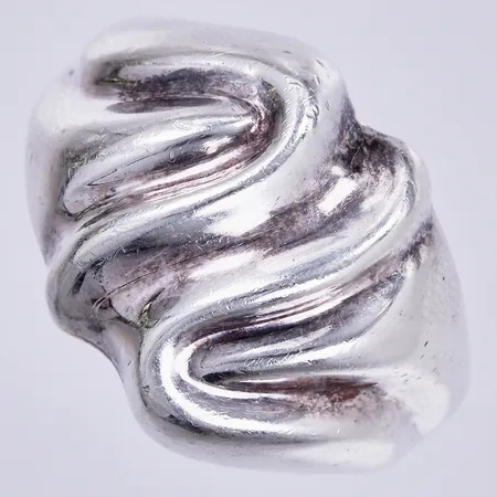 Ring, stl: ca 19, bredd: ca 4,5-16mm, 925/1000 silver  Vikt: 6,4 g