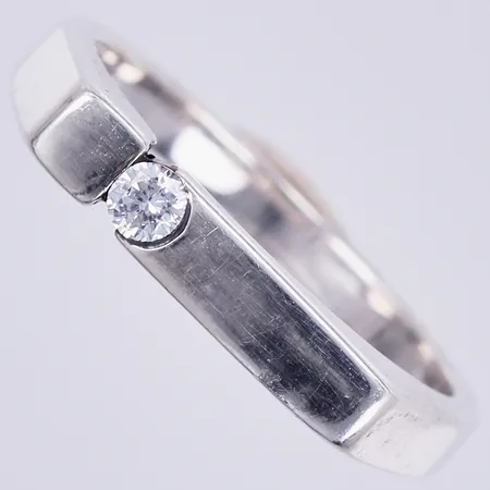 Ring med vit sten, stl: ca 17¼, bredd: ca 2-3mm, CGH, 925/1000 silver  Vikt: 3,1 g