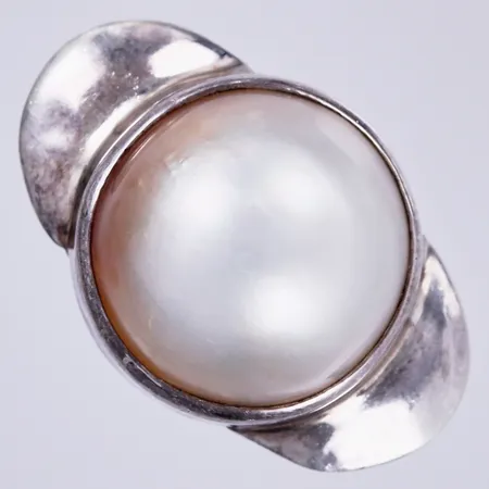 Ring med plastpärla, stl: ca 18, bredd: ca 3-13mm, 925/1000 silver  Vikt: 5,7 g