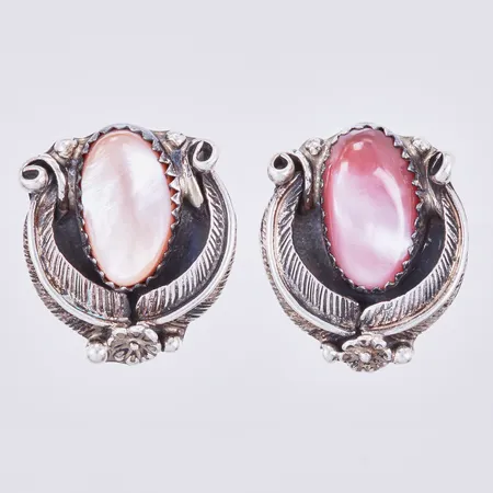 Ett par örhängen med färgade, skimrande stenar, längd: ca 2cm, bredd: ca 18mm, stoppers i metall, 925/1000 silver Vikt: 7,3 g
