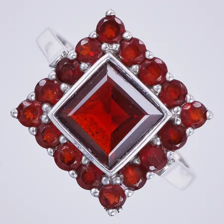 Ring med troligtvis granater, stl: ca 16¾, bredd: ca 2-13mm, 925/1000 silver  Vikt: 3,5 g